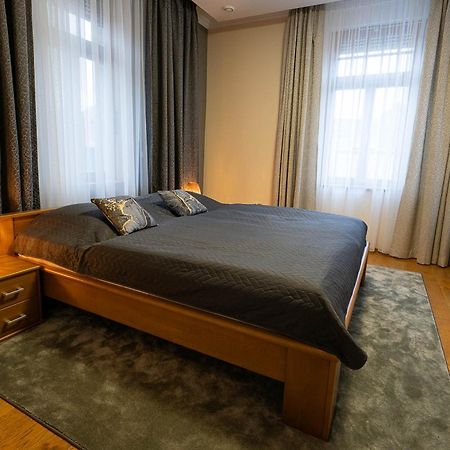 Executive 2-Bdrm Central Suite อุสตีนัดลาแบม ภายนอก รูปภาพ