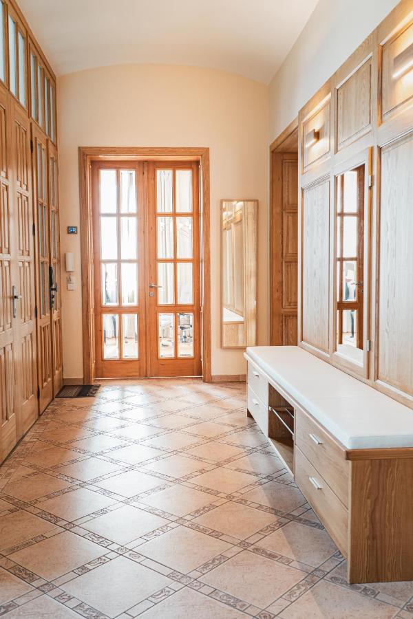 Executive 2-Bdrm Central Suite อุสตีนัดลาแบม ภายนอก รูปภาพ