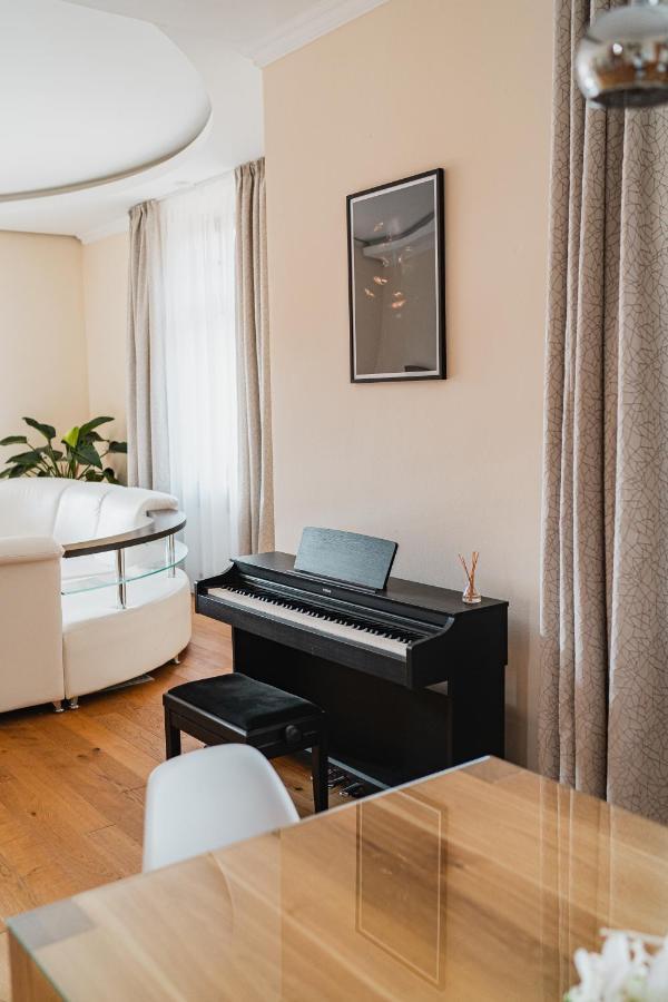 Executive 2-Bdrm Central Suite อุสตีนัดลาแบม ภายนอก รูปภาพ